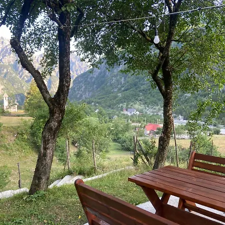 Bujtina Pllumi Bed & Breakfast *
