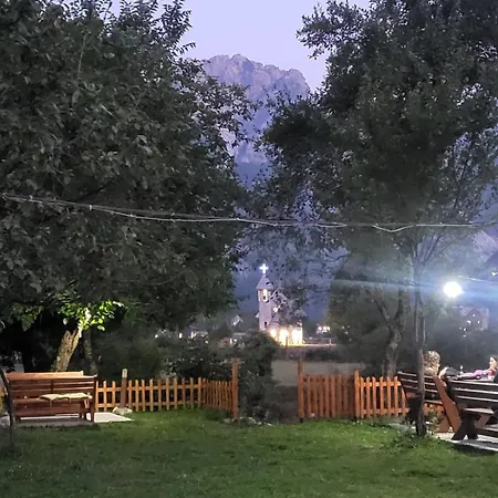 Bujtina Pllumi Bed & Breakfast 3*