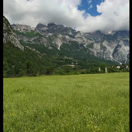 Bujtina Pllumi לינה וארוחת בוקר