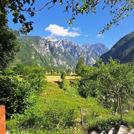 לינה וארוחת בוקר Bujtina Pllumi 3*