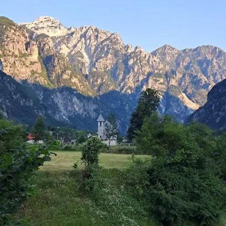 Bujtina Pllumi לינה וארוחת בוקר 3*