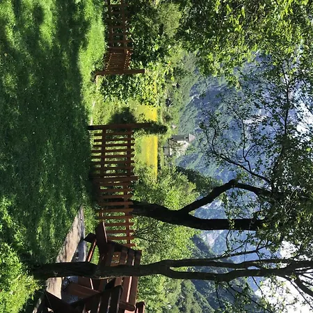 Bujtina Pllumi לינה וארוחת בוקר 3*