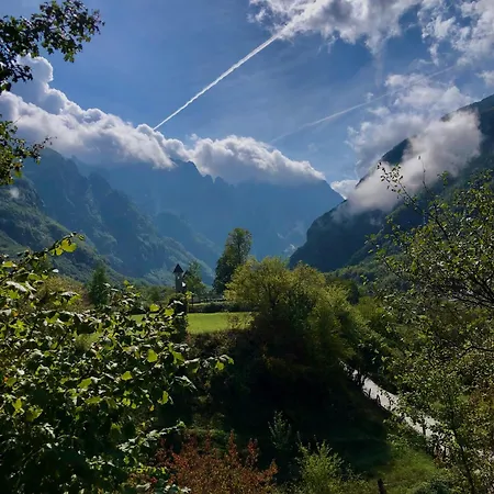 Bujtina Pllumi לינה וארוחת בוקר טת