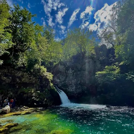 Bujtina Pllumi לינה וארוחת בוקר