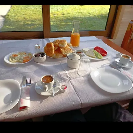 Bujtina Pllumi Bed & Breakfast Theth