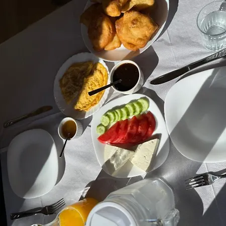 Bujtina Pllumi 3* טת