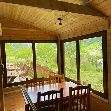 Bujtina Pllumi Bed & Breakfast 3*