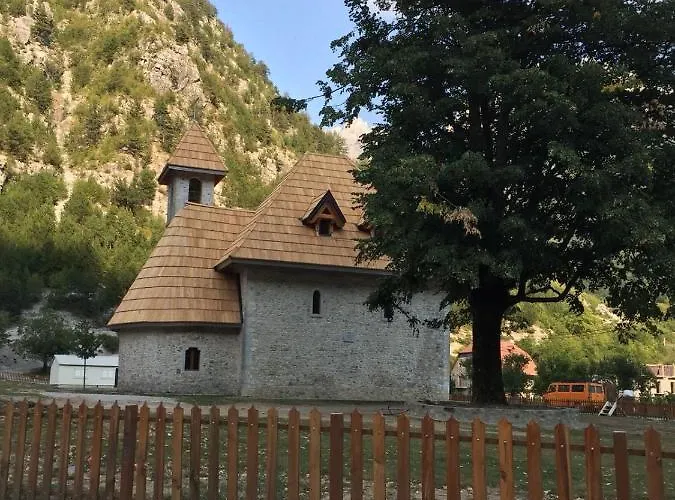 Bujtina Pllumi Bed & Breakfast 3*