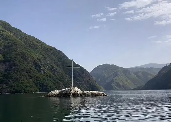 Bed & Breakfast Bujtina Pllumi 3*