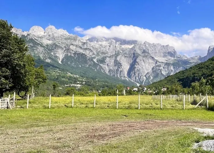 Bujtina Pllumi Bed & Breakfast 3*