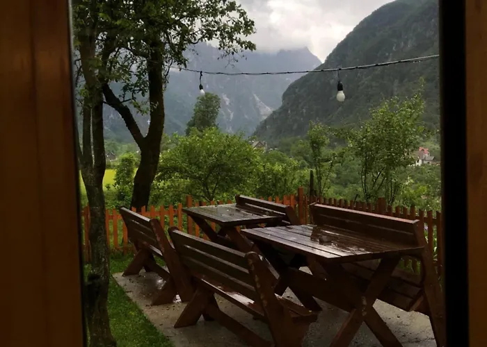 Bed & Breakfast Bujtina Pllumi 3*