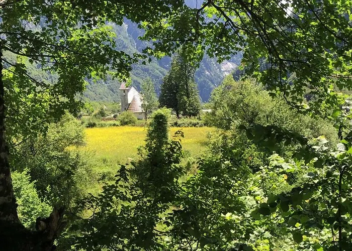 Bujtina Pllumi Bed & Breakfast Theth