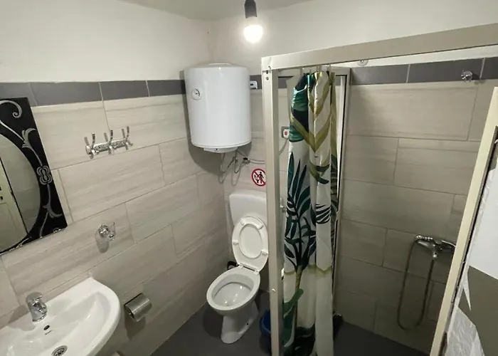 Bujtina Pllumi Bed & Breakfast